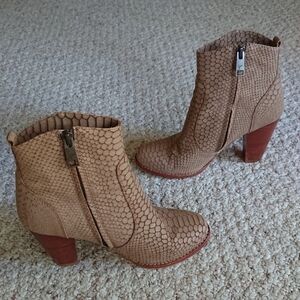 Joie Dalton brown snakeskin embossed leather ankle Booties size.6.5